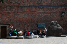 841178 Afbeelding van een groepje jongeren bij de Runensteen op het Domplein te Utrecht.